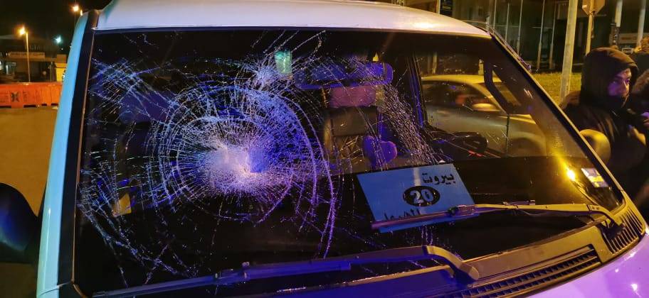 بالصور: تعرّض فانات للإعتداء في بحمدون وسقوط جرحى