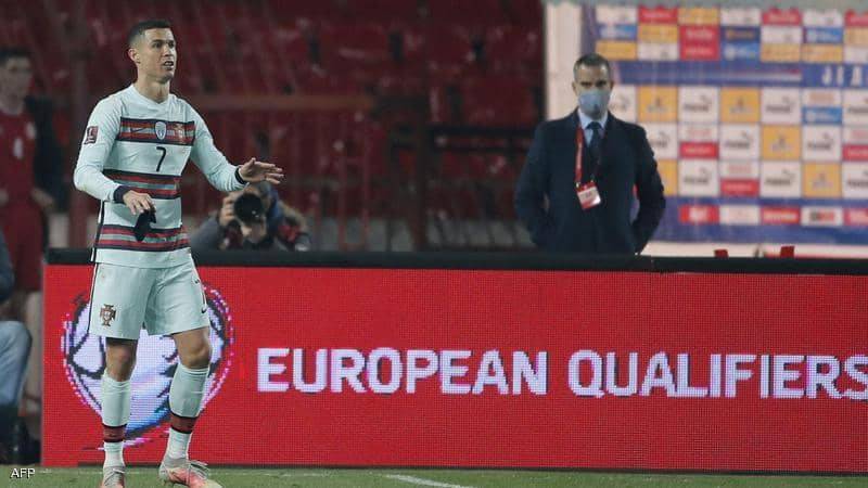 قبل صافرة النهاية.. رونالدو يغادر الملعب أمام المنتخب الصربي