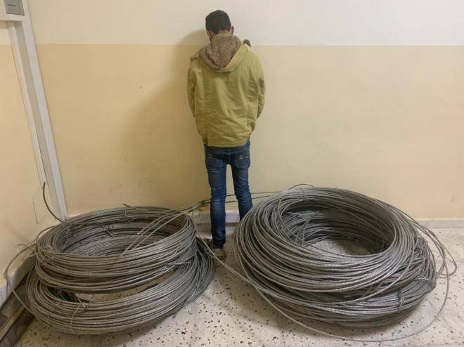 سارق أسلاك كهربائية عن الشبكة العامة بقبضة 