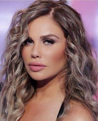 نيكول سابا: 