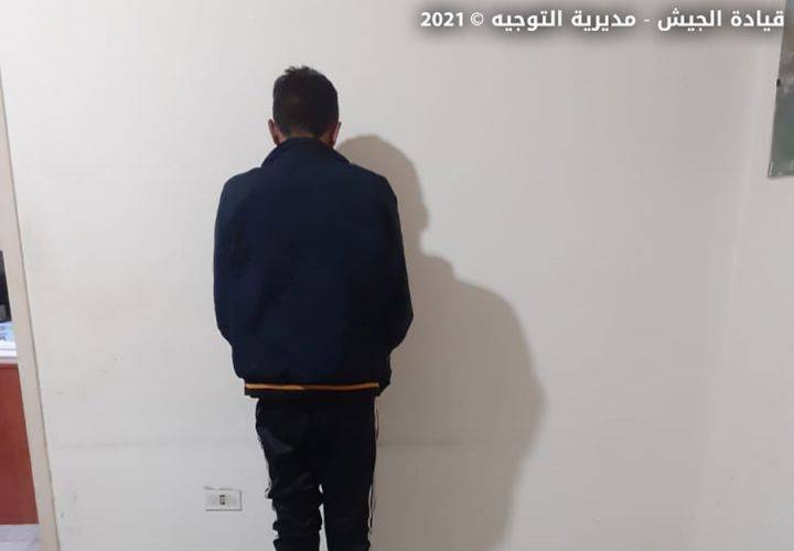 توقيف شخص لإقدامه على ترويج المخدرات وتعاطيها