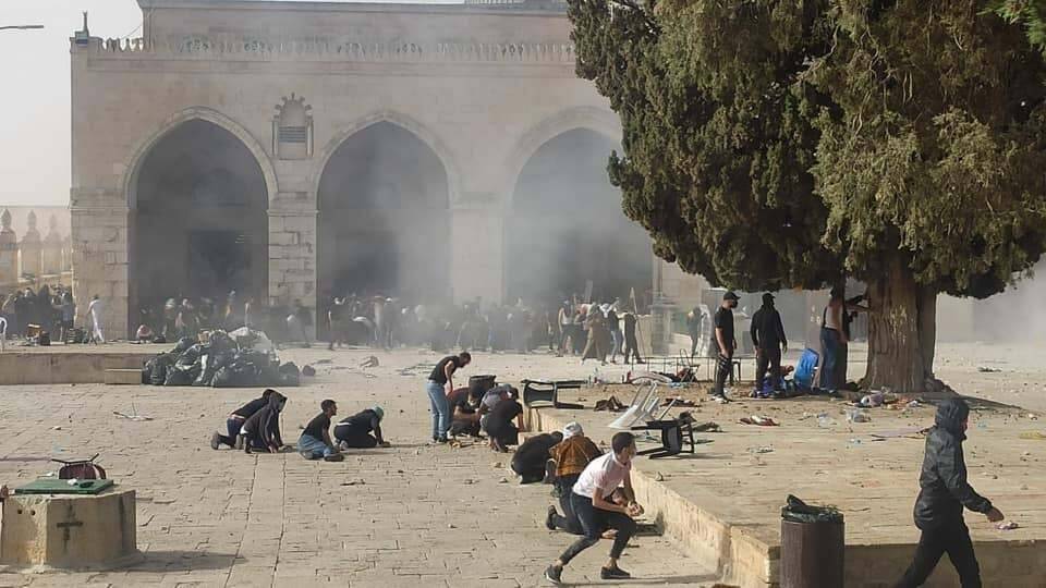 بالفيديو والصور.. المواجهات تتجدد في باحات الأقصى