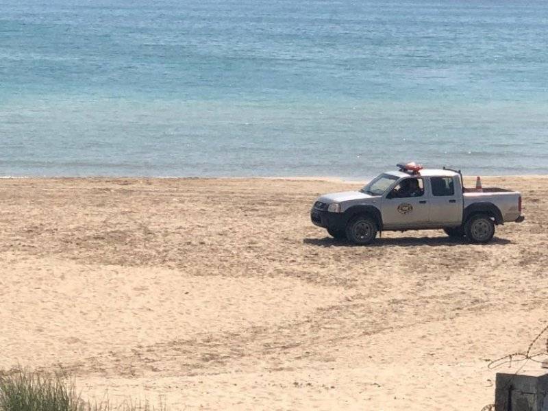 القوى الأمنية تُخلي شواطئ صور من رواد البحر