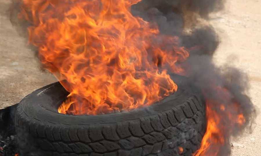 إقفال مداخل قيادة سرية عكار بالإطارات المشتعلة ليلاً