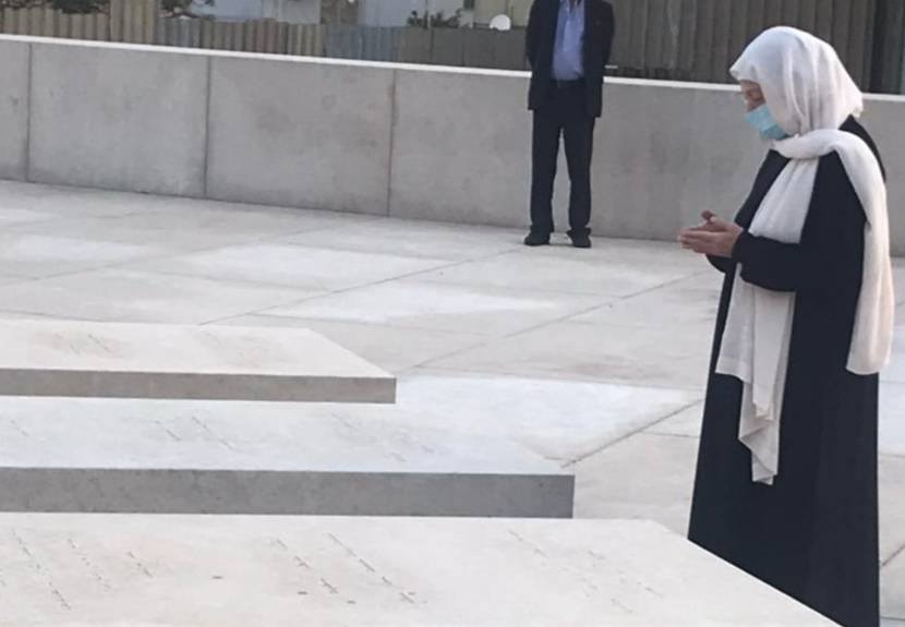 الحريري تزور ضريح الرئيس الشهيد وتقرأ الفاتحة لروحه وأرواح رفاقه
