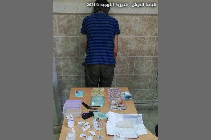 توقيف شخصين.. وضبط مخدرات وحشيشة