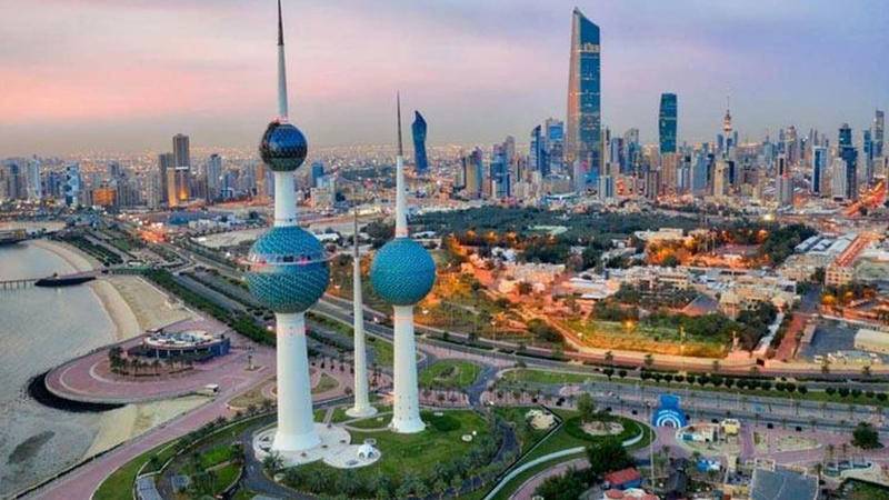 بالصورة.. أبراج الكويت تُضاء بالعلم الفلسطيني تضامنًا