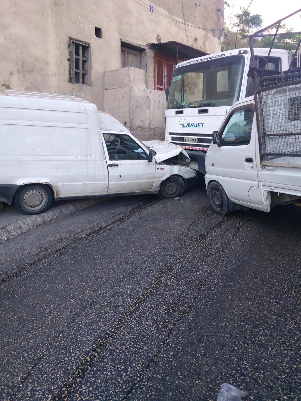 بالصورة.. حادث سير يقطع طريقًا في طرابلس