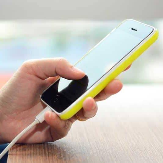 هل من الآمن استخدام الهاتف أثناء الشحن؟
