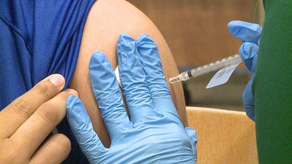 إعلامية تُصاب بكورونا بعد تلقيها جرعتين من اللقاح