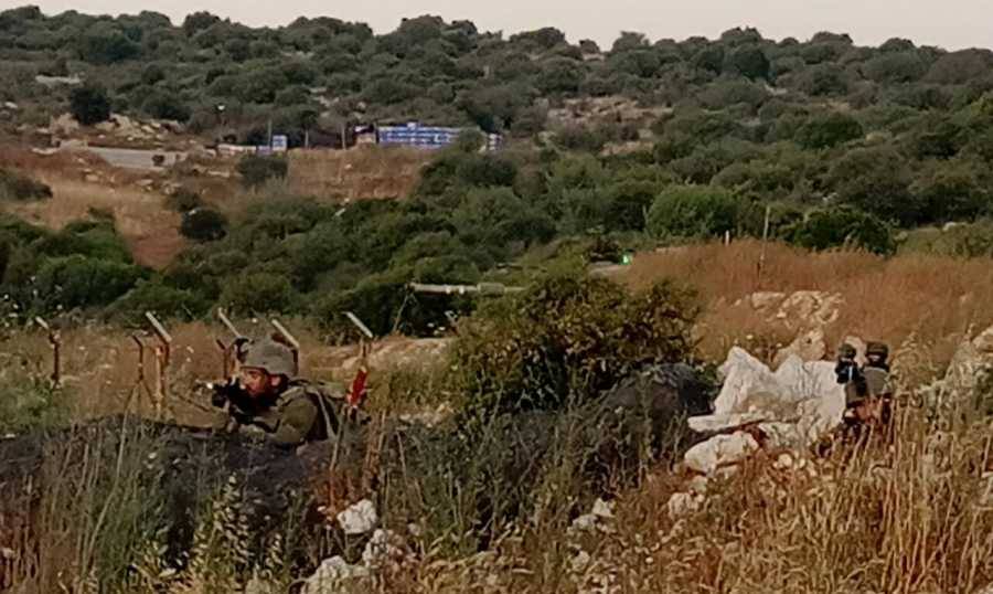 جنود إسرائيليون يتخطّون السياج التقني في ميس الجبل