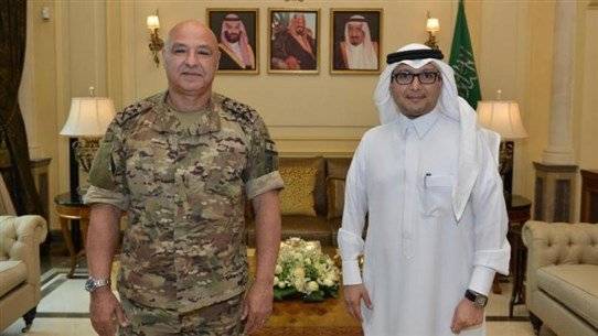 قائد الجيش يزور السفير السعودي