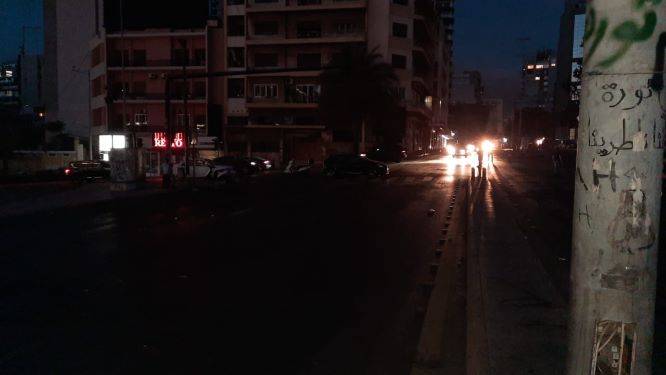 احتجاجاً على الوضع الاقتصادي.. قطع الطرق يتواصل