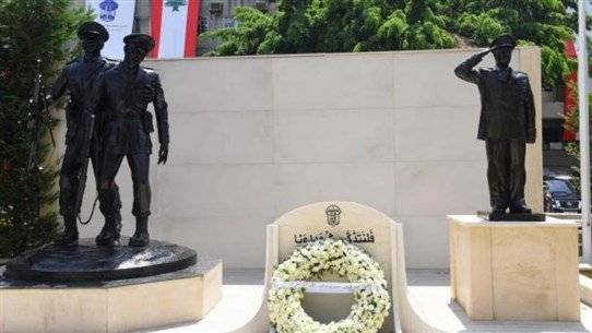 اللواء عثمان يضع إكليلاً على نصب شهداء
