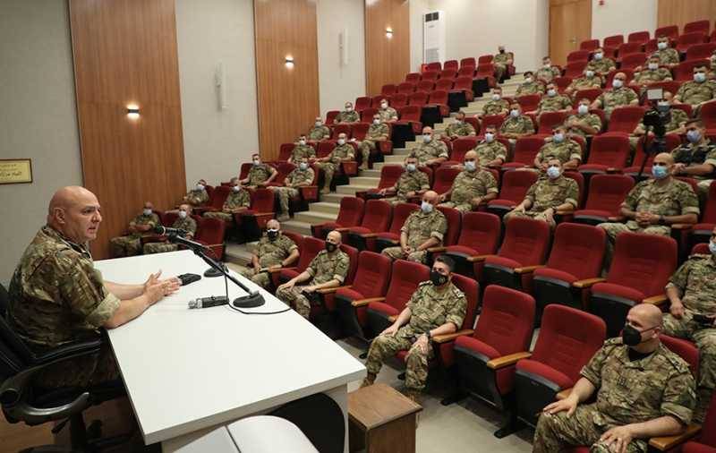 قائد الجيش: المرحلة صعبة ودقيقة