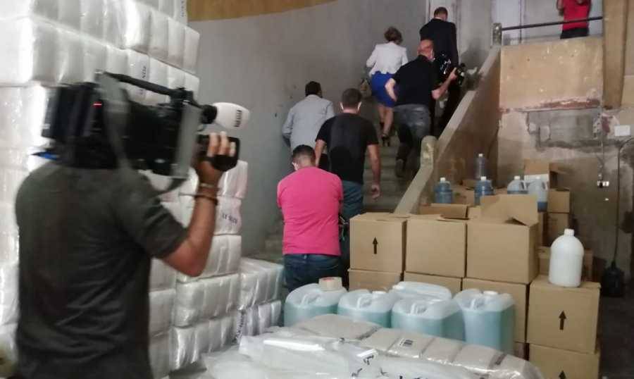 وزير الصحة يدهم مستودعاً للمواد الطبية وكواشف المختبرات في بيروت