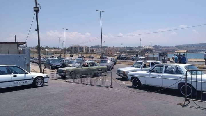في الميناء.. قطع الطريق بسيارات الأجرة