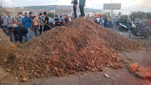 بالفيديو ..قطع طريق البالما بالسواتر الترابية