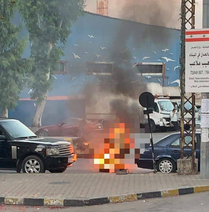 بالصور: قطع طريق ساحة الشراع في الميناء لهذا السبب