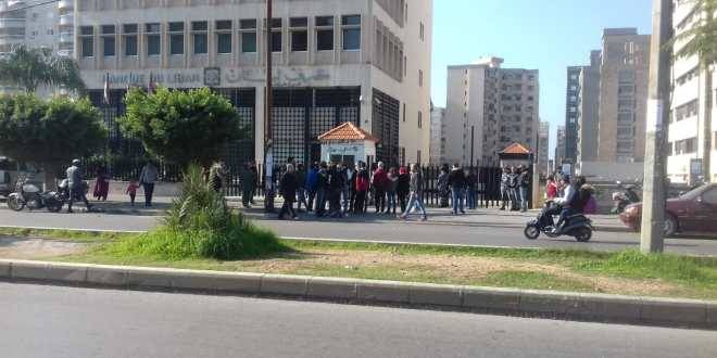 خلع الباب الحديدي لمصرف لبنان في طرابلس