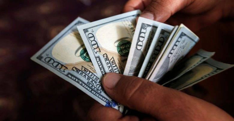 كيف افتتح سـعـر صـرف الـدولار في السوق السوداء؟