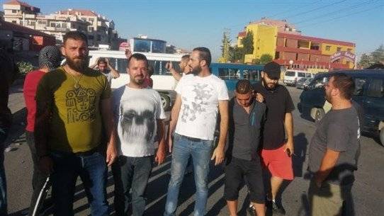سائقو الفانات العمومية يقطعون الطريق الدولية في دورس