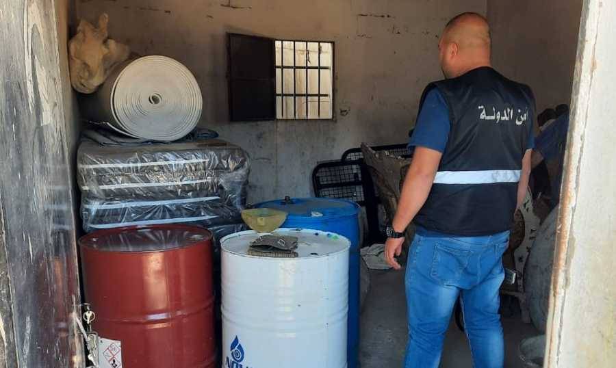 ضبط بنزين معد للبيع في السوق السوداء وأسلحة في مخيم للنازحين في المرج
