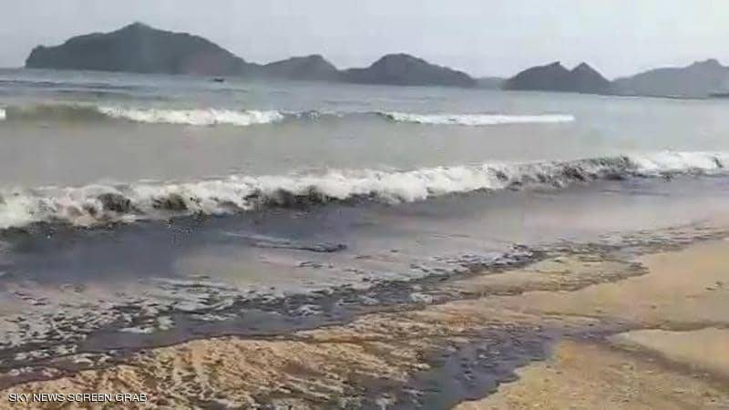 غرق سفينة نفط قبالة عدن.. ومخاوف من تلوث بيئي