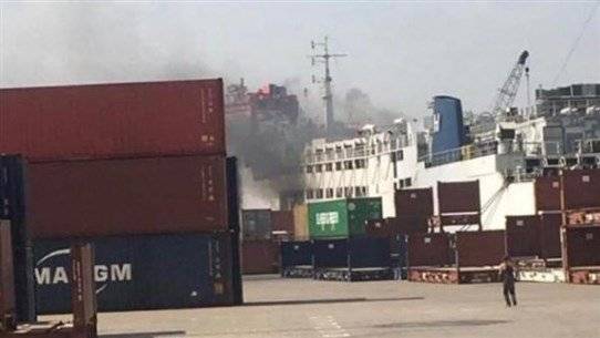 حريق في باخرة ترسو في مرفأ بيروت