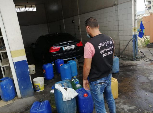 بالصور.. ضبط كميات كبيرة من المازوت والبنزين معبّأة بغالونات جنوبًا