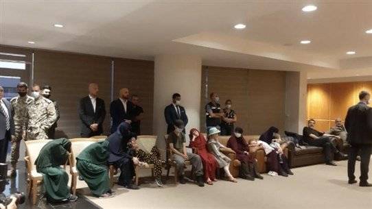 عائلات ألبانية من سوريا الى المطار