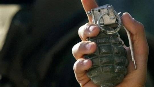 انفجار قنبلة يدوية بعامل..ماذا حصل؟