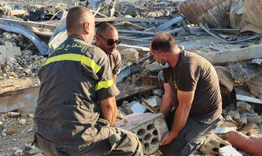 الدفاع المدني يواصل تنفيذ المهام في مرفأ بيروت