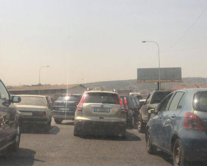 سائقو السيارات العمومية يقطعون اوتوستراد البالما
