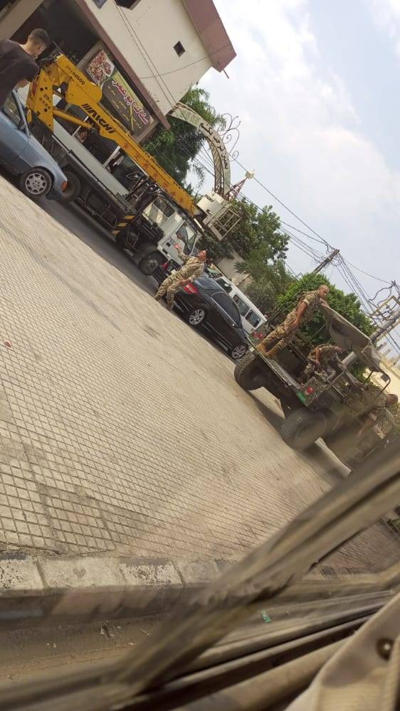 محتجون يوقفون صهريجاً محملاً بالبنزين على طريق بحنين