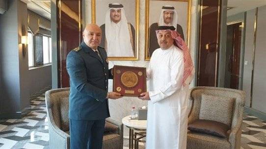 قائد الجيش يلتقي نائب ووزير الدفاع القطري