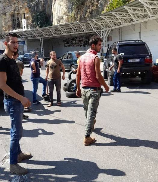 قطع طريق سير الضنية إحتجاجا على إقفال محطة محروقات