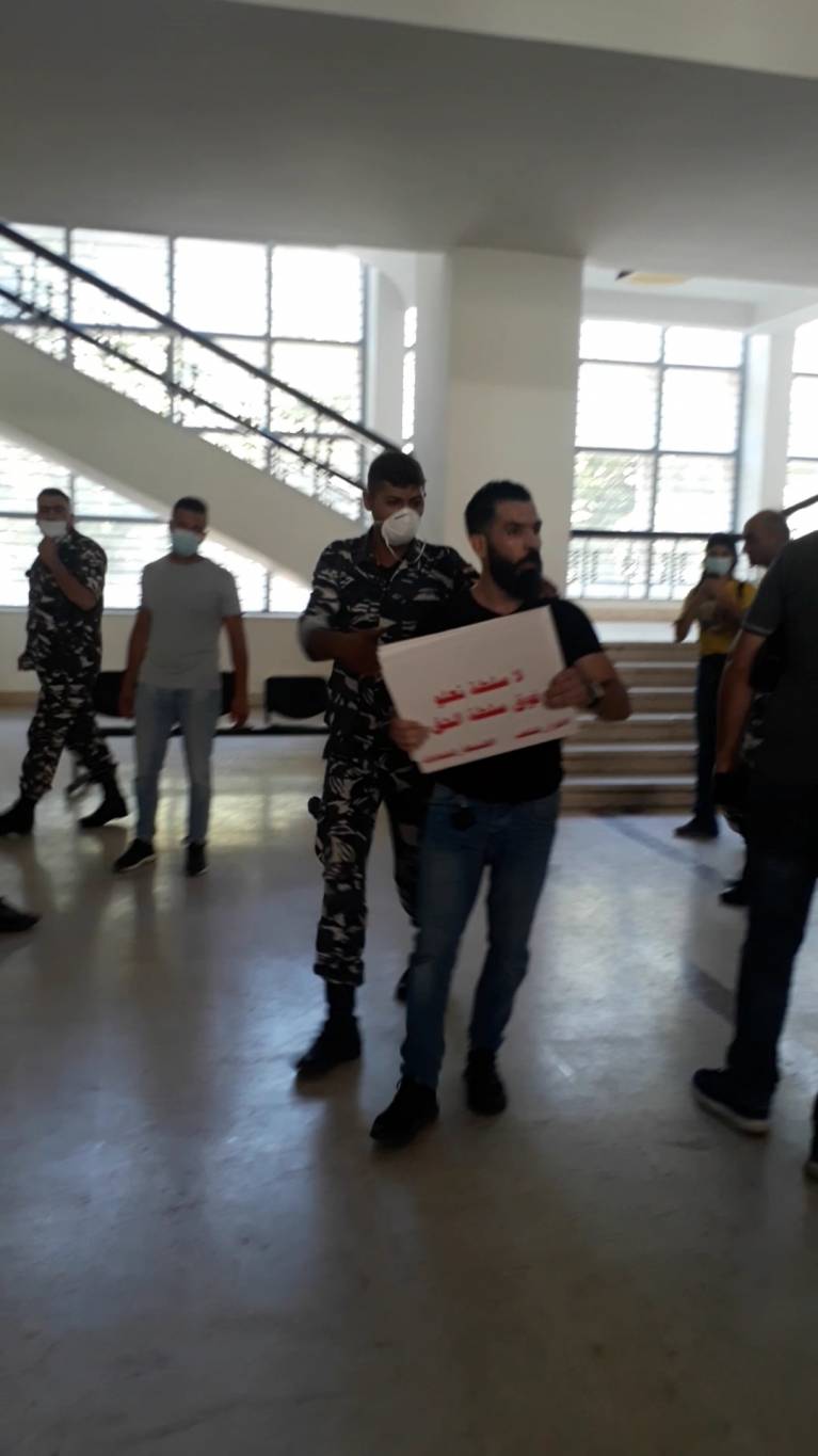 محتجون يقتحمون 