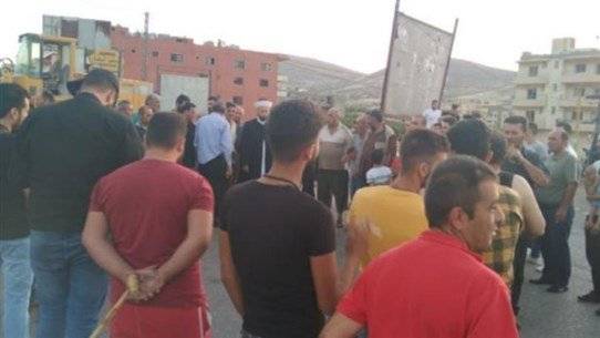 قطع طريق المصنع - راشيا في الصويري بالسواتر الترابية