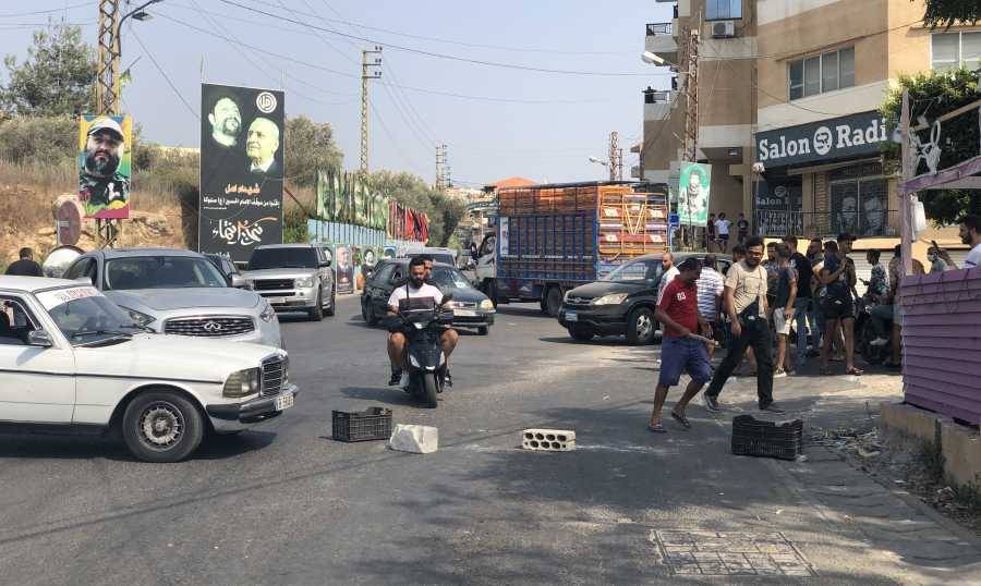 قطع طريق عام العباسية بالمكعبات الاسمنتية والحجارة والسيارات