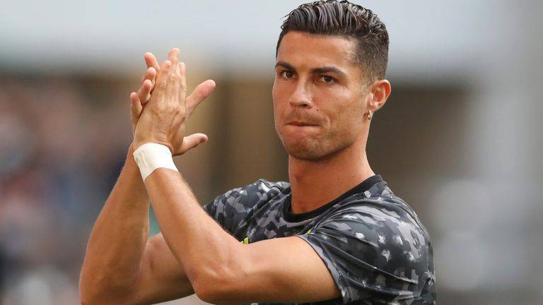 رونالدو يعود الى صفوف مانشستر يونايتد بعد 12 عامًا!