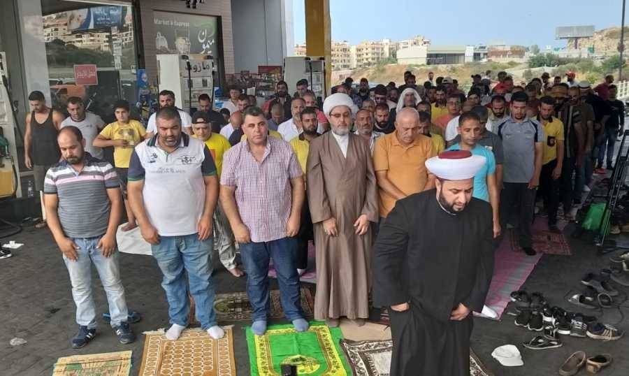 صلاة الجمعة في باحة محطة بنزين!