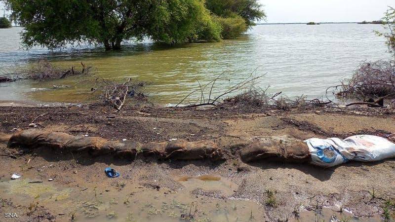 الأمطار تُحوّل الخرطوم لبركة مياه وتقطع طريق إمداد رئيسي