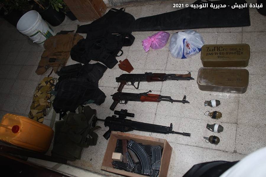 الجيش يدهم مبنىً مهجورًا في طرابلس ويضبط كمية من الأسلحة الحربية والذخائر