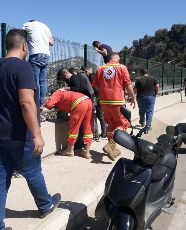 5 أشخاص عالقون تحت جسر في الضنية!