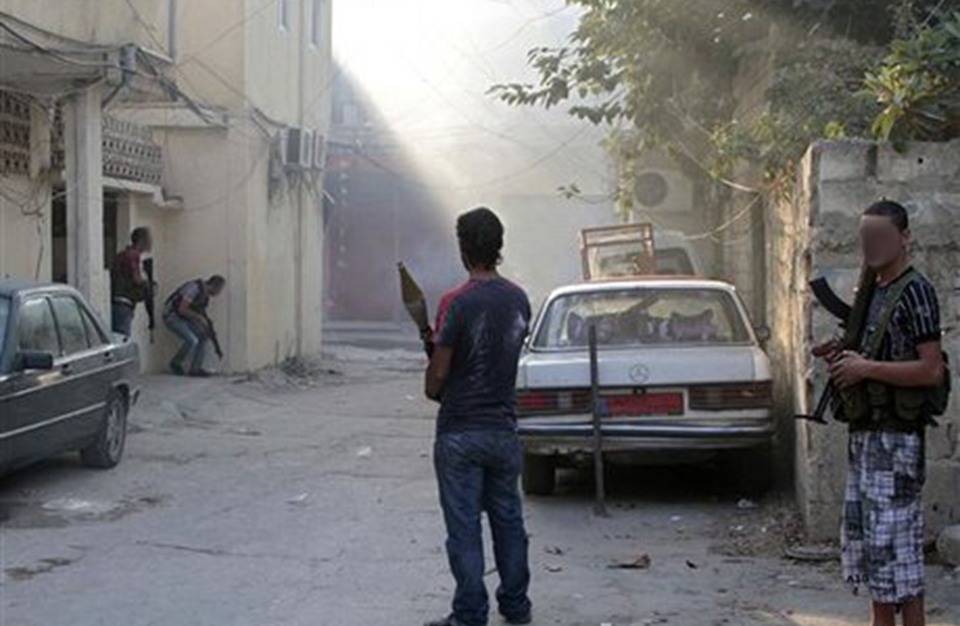 اشتباكات في عين الحلوة بعد توقيف مطلوب وتسليمه للجيش