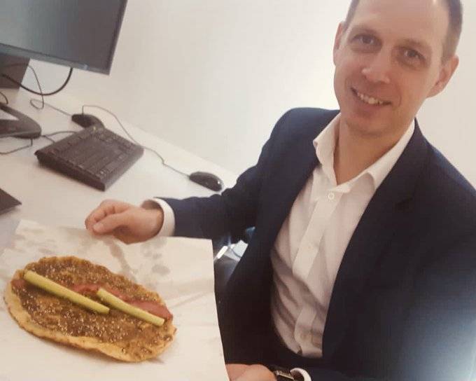 بالصورة.. السفير البريطاني يستمتع بـ