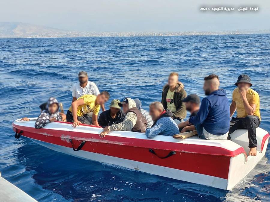 بالصور.. الجيش يوقف مركبًا للتهريب غير الشرعي