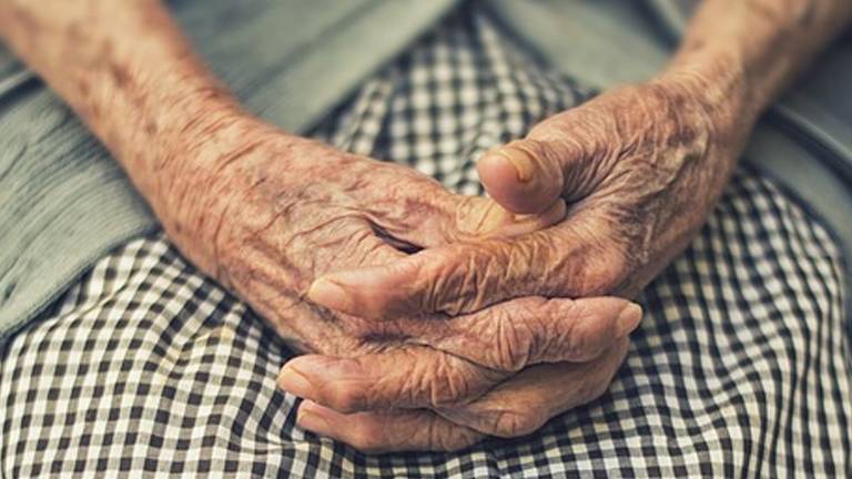 ضربوها على رأسها وحاولوا خنقها... هذا ما حصل مع مسنّة‎!‎