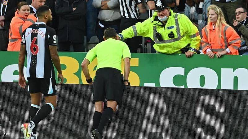 سبب غير مألوف.. لاعب توتنهام يطلب من الحكم إيقاف المباراة
